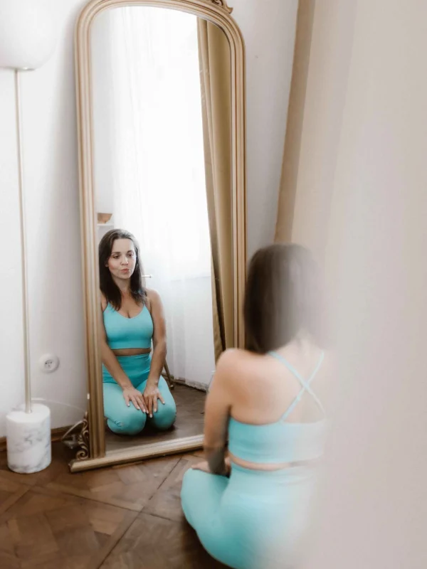 zaneta bogdziewicz w stroju do pilatesu przed lustrem cwiczaca o poranku