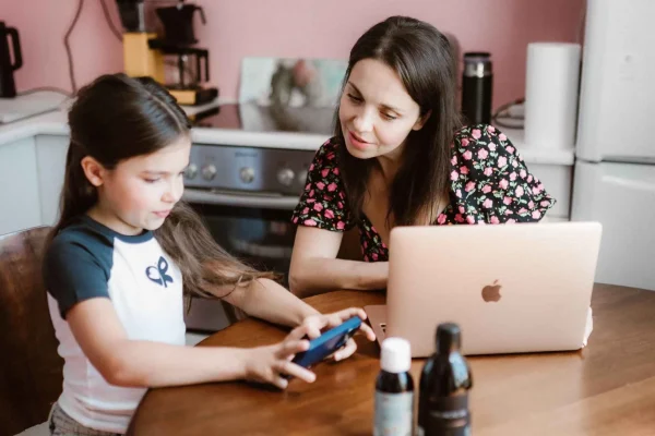 zaneta z corka przy stole podczas pracy